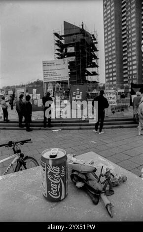 Deutschland, Berlin, 23.10.1991, Demonstration gegen den Abriss des Lenin-Denkmals auf dem Leninplatz in Berlin Friedrichshain: Bürger versammeln sich, um den Abriss zu verhindern, [automatisierte Übersetzung] Stockfoto