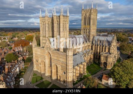 York Minster und York City aus der Vogelperspektive mit Blick auf die Stadt York. Sonniger Blick auf das Münster und die Stadtmauer. Historische Stadt North Yorkshire Stockfoto