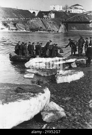 Russland 1942, Winter, deutsche Soldaten überqueren die Wolga mit einem Schlauchboot. [Automatisierte Übersetzung] Stockfoto