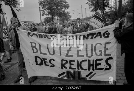 Deutschland, Dresden, 15. Juni 1991, Trauerzug für den neonazistischen Rainer Sonntag, Rainer Sonntag - Blutzeugin des Reiches, der von Zuhältern erschossen wurde, [automatisierte Übersetzung] Stockfoto