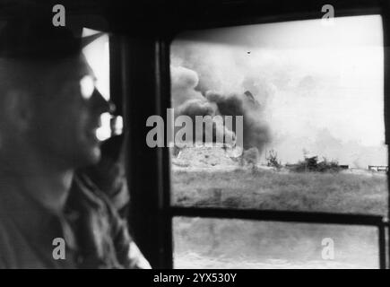 Russland 1944, Juli: Ein Bus aus dem Stab der 110. Infanteriedivision auf der Moskauer-Minsk-Rollbahn während des deutschen Rückzugs in den Schlachten der Operation Bagration im zentralen Abschnitt der Ostfront. [Automatisierte Übersetzung] Stockfoto