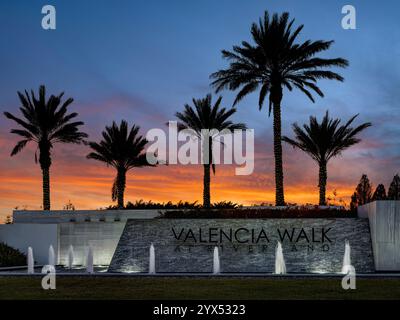 Eintritt zum Valencia Walk am Riverland. Sonnenuntergang, Weihnachtszeit. Port St. Lucie, Florida, USA Stockfoto