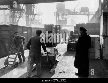 1949 Hamburger Hafen mit Handkarre am Kai arbeiten [automatisierte Übersetzung] Stockfoto