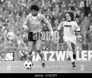 VFL Borussia Mönchengladbach - Hamburger SV 4:3 /09.02.1979/ William George -Jimmy- Hartwig (HSV) Aktion vor Allan Simonsen (rechts) [automatisierte Übersetzung] Stockfoto