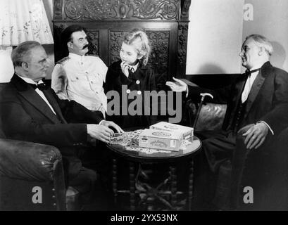 Ein kleines Mädchen mitten auf der Potsdamer Konferenz von 1945 im Wachsmuseum Panoptikum an der Hamburger Reeperbahn. Zu sehen sind Wachsfiguren von Winston Churchill, Josef Stalin und Harry S. Truman. [Automatisierte Übersetzung]“ Stockfoto