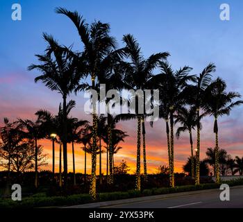 Eintritt zum Valencia Walk am Riverland. Sonnenuntergang, Weihnachtszeit. Port St. Lucie, Florida, USA Stockfoto