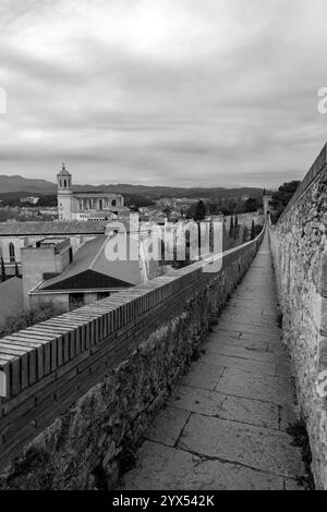 Alte Stadtmauern von Girona, eine der vollständigsten Stadtmauern Europas. Stockfoto