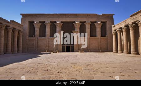 Der innere Hof des Tempels des Horus in Edfu, Ägypten Stockfoto