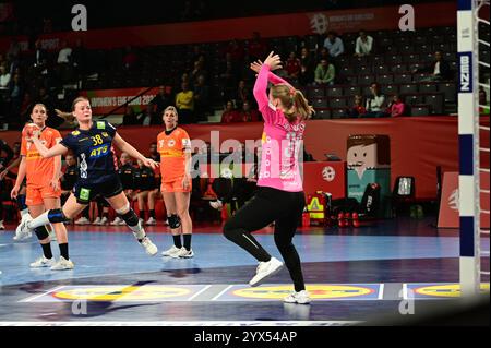 Wien, Österreich. Dezember 2024. WIEN, ÖSTERREICH - 13. DEZEMBER: Elin Hansson von Schweden wirft das Tor von Torhüterin Yara ten holte von den Niederlanden während des EHF EURO 2024-Platzierungsspiels 5/6 zwischen Schweden und den Niederlanden in der Wiener Stadthalle am 13. Dezember 2024 in Wien, Österreich.241213 SEPA 38 014 - 20241213 PD5739 Credit: APA-PictureDesk/Alamy Live News Stockfoto