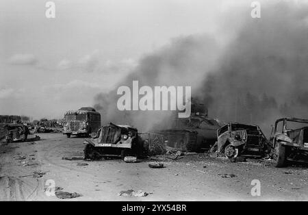 Russland, Juli 1944: Beim Rückzug der deutschen Truppen nach einem russischen Panzerangriff zerstörte Fahrzeuge auf der Moskauer Landebahn. In der Mitte, ein abgestürzter russischer Sherman-Panzer. In der Mitte verließ ein Bus des Stabes der 110. Infanteriedivision. [Automatisierte Übersetzung] Stockfoto