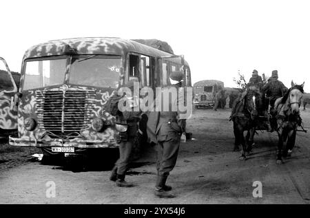 Russland 1944 Moskau-Minsk-Rollbahn, deutscher Rückzug, Bus, Pferdefahrzeug während der russischen Offensive (Operation Bagration) im zentralen Abschnitt der Ostfront. [Automatisierte Übersetzung] Stockfoto