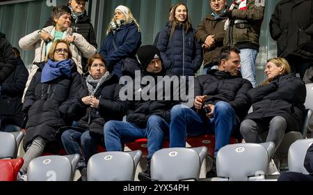 Die sportliche Leitung der DFB Frauennationalmannschaft auf der Tribuene, von links: Saskia Bartusiak (Co-Trainerin), Marein Meinert (Co-Trainerin), Christian Wueck (Bundestrainer / Chef-Trainer), Michael Fuchs (Torwart-Trainer) und Nia Kuenzer (Sportdirektorin). Links oben Karin Danner, ehemalige Managerin und Spielerin der FC Bayern Frauen. GER, FC Bayern München gegen Juventus FC, Fussball, UEFA Womans Champions League, Gruppe C, 5. Spieltag, Saison 2024/2025, 12.12.2024. Foto: Eibner-Pressefoto/Heike Feiner Stockfoto