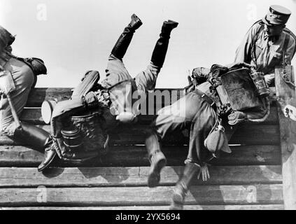 Hamburger SA-Männer während eines Wettkampfes, die sich ausbreitende Mauer zu überwinden. [Automatisierte Übersetzung] Stockfoto