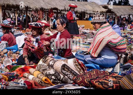 Chinchero, Peru, 3. Mai 2009: Kulturteppiche: Der lebhafte Textilmarkt Stockfoto