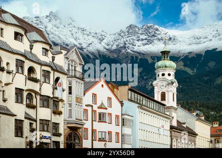 Innsbruck, Österreich, 30. August 2010: Eine Symphonie für Architektur und Natur: Innsbrucks Maria-Theresian-Straße Stockfoto