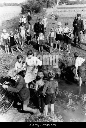 Deutschland 1949 Herrnburg bei Lübeck, Grenzübergang bei Herrnburg/Lüdersdorf, Grenze zwischen Mecklenburg/DDR und Schleswig-Holstein/Bundesrepublik Deutschland. Im Hintergrund vermutlich Mitglieder der Barracked People's Police. [Automatisierte Übersetzung] Stockfoto