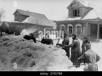 Deutsche Soldaten schaufeln im März 1942 bei -30 Grad auf Makarowa gegen die Schneemassen. Ständige Starkwinde und Schneestürme ruinieren immer wieder die Arbeit. [Automatisierte Übersetzung] Stockfoto