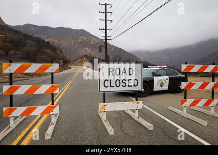 Malibu, Kalifornien, USA. Dezember 2024. Das Auto der Los Angeles Highway Patrol, das die Straßensperrung während des Malibu-Feuers überwacht, ist ein vertrauter Anblick auf Straßen, die durch die Berge des Pacific Coast Highway führen (Foto: © Amy Katz/ZUMA Press Wire), NUR REDAKTIONELLE VERWENDUNG! Nicht für kommerzielle ZWECKE! Quelle: ZUMA Press, Inc./Alamy Live News Stockfoto