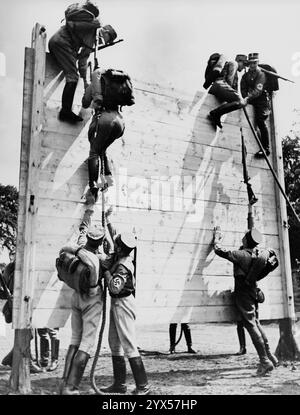 Hamburger SA-Männer im Vorwehrtraining: Die Kletterwand überwinden. [Automatisierte Übersetzung] Stockfoto