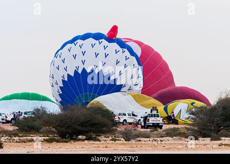 Doha, Katar. Dezember 2024. Die Teilnehmer bereiten einen Heißluftballon während des Qatar Balloon Festival 2024 in Doha, Katar, am 13. Dezember 2024 vor. Die 5. Ausgabe des Qatar Balloon Festivals findet hier vom 12. Bis 22. Dezember statt, an dem mehr als 50 Teilnehmer teilnehmen. (Foto: Noushad Thekkayil/NurPhoto) Credit: NurPhoto SRL/Alamy Live News Stockfoto