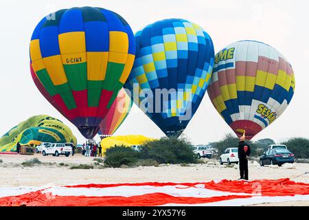 Doha, Katar. Dezember 2024. Die Teilnehmer bereiten einen Heißluftballon während des Qatar Balloon Festival 2024 in Doha, Katar, am 13. Dezember 2024 vor. Die 5. Ausgabe des Qatar Balloon Festivals findet hier vom 12. Bis 22. Dezember statt, an dem mehr als 50 Teilnehmer teilnehmen. (Foto: Noushad Thekkayil/NurPhoto) Credit: NurPhoto SRL/Alamy Live News Stockfoto