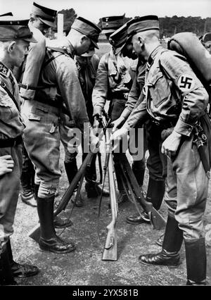 Hamburger SA-Männer im Vorwehrtraining: Gewehre zusammensetzen. [Automatisierte Übersetzung] Stockfoto