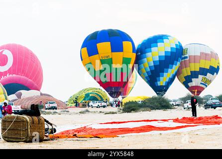 Doha, Katar. Dezember 2024. Die Teilnehmer bereiten einen Heißluftballon während des Qatar Balloon Festival 2024 in Doha, Katar, am 13. Dezember 2024 vor. Die 5. Ausgabe des Qatar Balloon Festivals findet hier vom 12. Bis 22. Dezember statt, an dem mehr als 50 Teilnehmer teilnehmen. (Foto: Noushad Thekkayil/NurPhoto) Credit: NurPhoto SRL/Alamy Live News Stockfoto