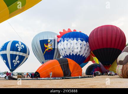 Doha, Katar. Dezember 2024. Die Teilnehmer bereiten einen Heißluftballon während des Qatar Balloon Festival 2024 in Doha, Katar, am 13. Dezember 2024 vor. Die 5. Ausgabe des Qatar Balloon Festivals findet hier vom 12. Bis 22. Dezember statt, an dem mehr als 50 Teilnehmer teilnehmen. (Foto: Noushad Thekkayil/NurPhoto) Credit: NurPhoto SRL/Alamy Live News Stockfoto