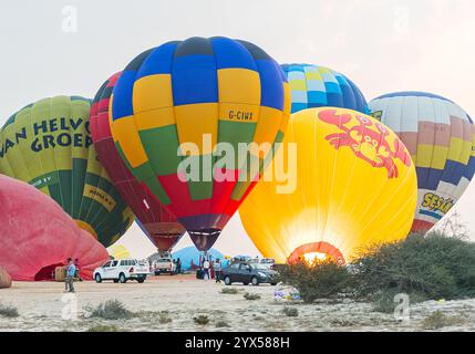 Doha, Katar. Dezember 2024. Die Teilnehmer bereiten einen Heißluftballon während des Qatar Balloon Festival 2024 in Doha, Katar, am 13. Dezember 2024 vor. Die 5. Ausgabe des Qatar Balloon Festivals findet hier vom 12. Bis 22. Dezember statt, an dem mehr als 50 Teilnehmer teilnehmen. (Foto: Noushad Thekkayil/NurPhoto) Credit: NurPhoto SRL/Alamy Live News Stockfoto