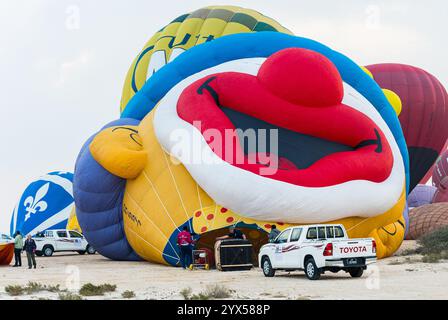 Doha, Katar. Dezember 2024. Die Teilnehmer bereiten einen Heißluftballon während des Qatar Balloon Festival 2024 in Doha, Katar, am 13. Dezember 2024 vor. Die 5. Ausgabe des Qatar Balloon Festivals findet hier vom 12. Bis 22. Dezember statt, an dem mehr als 50 Teilnehmer teilnehmen. (Foto: Noushad Thekkayil/NurPhoto) Credit: NurPhoto SRL/Alamy Live News Stockfoto