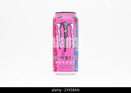 Monster Energy Ultra Fantasy Ruby Red Getränk. Das Zero Sugar Energy Drink befindet sich in einer von Mark „Pinky“ Taylor entworfenen Dose. Der Geschmack ist Pamplemousse. Stockfoto