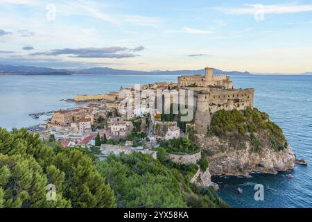 Wunderschöner Blick auf die farbenfrohe mittelalterliche Stadt mit einer Festung auf einem Felsen über dem Meer Stockfoto