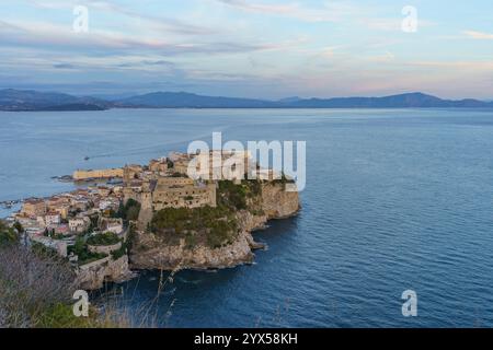 Wunderschöner Blick auf die farbenfrohe mittelalterliche Stadt mit einer Festung auf einem Felsen über dem Meer Stockfoto