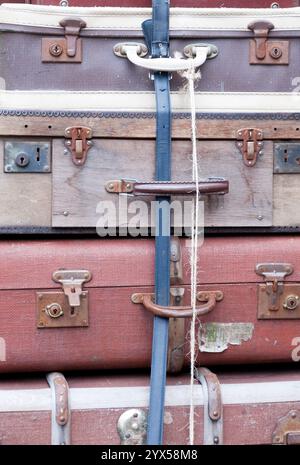 Alte antike Koffer im Retro-Stil an der Watchet Station, West Somerset Railway. UK Stockfoto