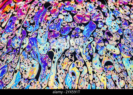 Echte Nahaufnahme einer Seifenblasenoberflächenbewegung als wissenschaftliches Experiment, das Lichtbrechung mit bunten Formen und Formen zeigt Stockfoto