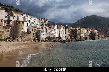 Die Küstenlinie des zentralen Teils der sizilianischen Stadt Cefalu im Hintergrund des dramatischen Himmels. Cefalu ist eine der wichtigsten Touristenattraktionen Stockfoto