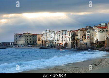 Die Küstenlinie des zentralen Teils der sizilianischen Stadt Cefalu bei Sonnenuntergang. Cefalu ist eine der wichtigsten Touristenattraktionen in der Region Sizilien Stockfoto