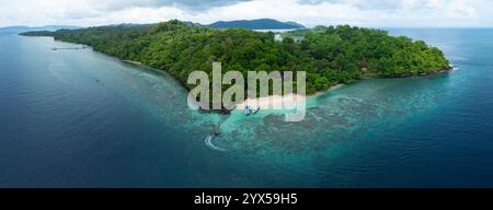 Die tropische Insel Bangka, nördlich von Sulawesi in Indonesien, ist von Regenwäldern bedeckt und von gesunden und artenreichen Korallenriffen gesäumt. Stockfoto