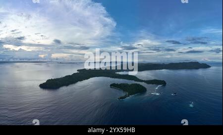 Die tropische Insel Bangka, nördlich von Sulawesi in Indonesien, ist von Regenwäldern bedeckt und von gesunden und artenreichen Korallenriffen gesäumt. Stockfoto