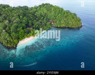 Die tropische Insel Bangka, nördlich von Sulawesi in Indonesien, ist von Regenwäldern bedeckt und von gesunden und artenreichen Korallenriffen gesäumt. Stockfoto