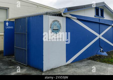 Eine „Laddies“-Toilette in der neuseeländischen Stadt Waipu, die ein starkes schottisches Erbe hat, Nordinsel, Neuseeland Stockfoto