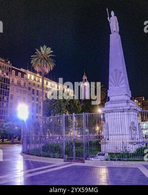 Buenos Aires, Argentinien - 22. November 2024: Plaza de Mayo mit Piramide de de Mayo Stockfoto