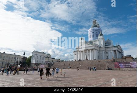 Helsinki Finnland, 18. Juli 2024: Touristen wandern auf dem senatsplatz, einem berühmten Wahrzeichen in helsinki, mit der Kathedrale von helsinki an einem sonnigen Sommertag Stockfoto