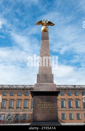 Helsinki Finnland, 18. Juli 2024: Obelisk aus Stein, der an Kaiserin alexandra feodorovna erinnert, steht hoch auf dem helsinki senatsplatz, finnland, mit einem Dub Stockfoto