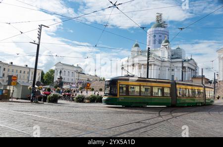 Helsinki Finnland, 18. Juli 2024: Straßenbahnen mit öffentlichen Verkehrsmitteln fahren in der Nähe der Kathedrale von Helsinki im Zentrum von Helsinki, der Hauptstadt Finnlands Europas Stockfoto