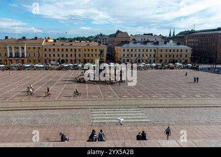 Helsinki, Finnland, 18. Juli 2024: Touristen entspannen sich auf der Treppe des senats von helsinki und bewundern die Stadt an einem Sommertag Stockfoto