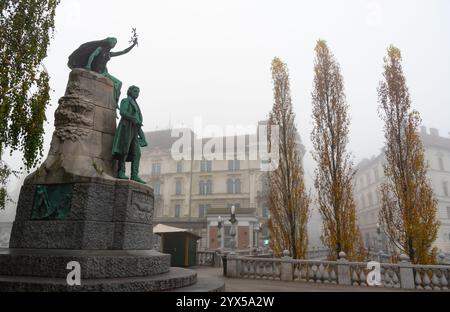 Ljubljana, Slowenien, Oktober 30 2024: Preseren-Denkmal mit Herbstbäumen und historischen Gebäuden im Hintergrund an einem nebeligen Morgen in ljubljana, Stockfoto