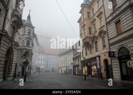 Ljubljana, Slowenien, Oktober 30 2024: Morgens fällt Nebel auf die leeren Straßen der Altstadt von ljubljana. Slowenien, Europa Stockfoto