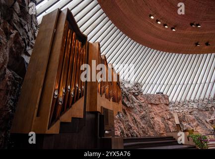 Helsinki, Finnland, 19. Juli 2024: Beeindruckende Orgel in der modernen temppeliaukio-Kirche, auch bekannt als Felsenkirche, in helsinki, finnland Stockfoto