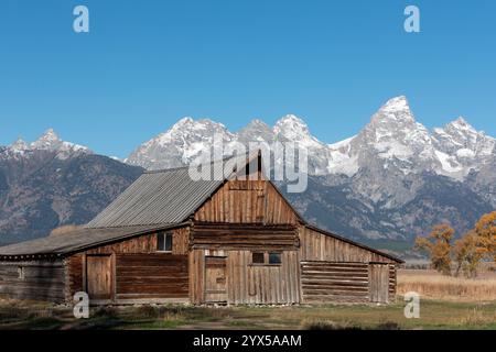 Verlassene Scheune vor dem Grand Teton Gebirge Stockfoto